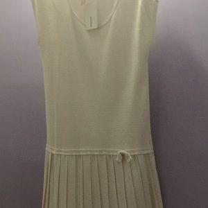 Sleeveless pleated sweater knit shirt